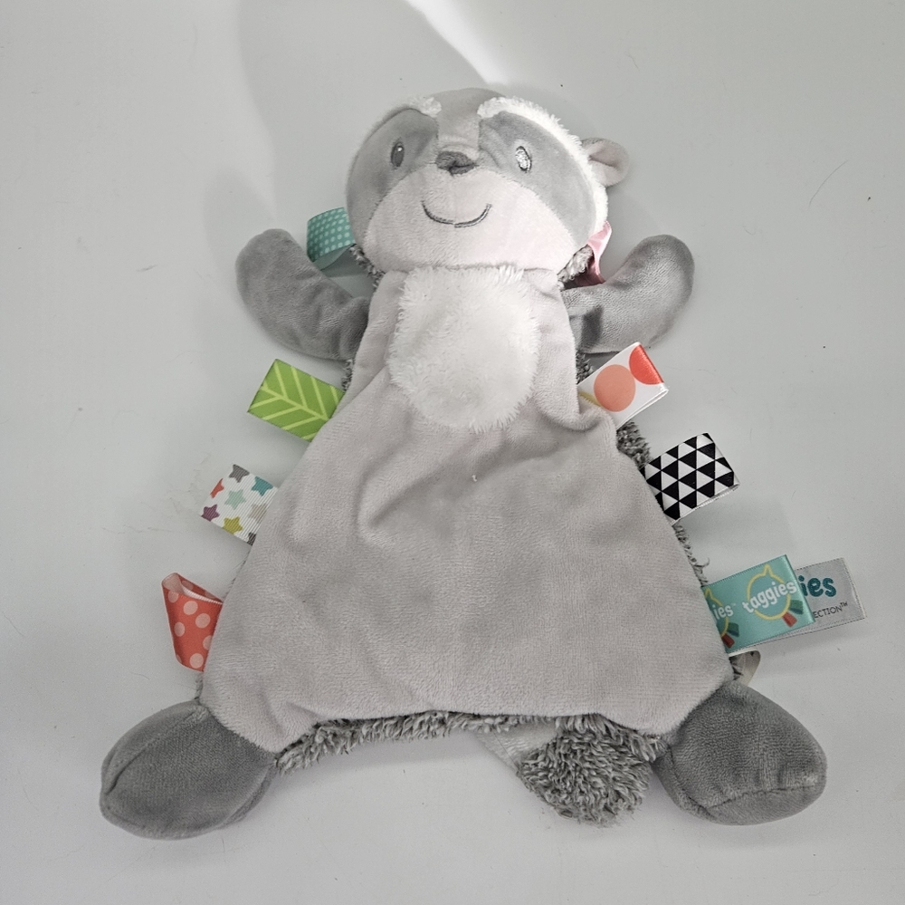 Mary Meyer taggies raccoon.